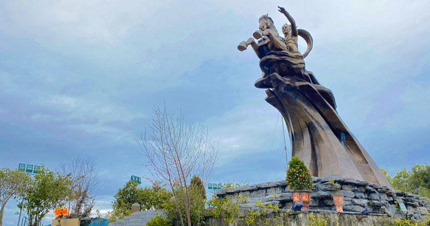 Soc Son Temple and Phu Dong Thien Vuong Statue