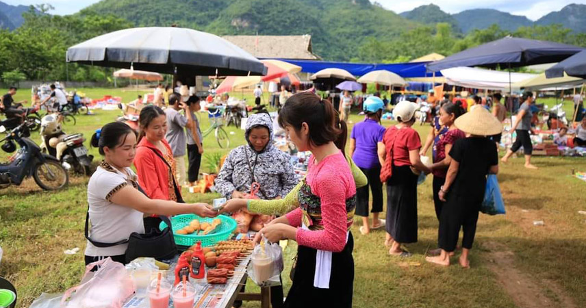 Experience the local market in Mai Chau