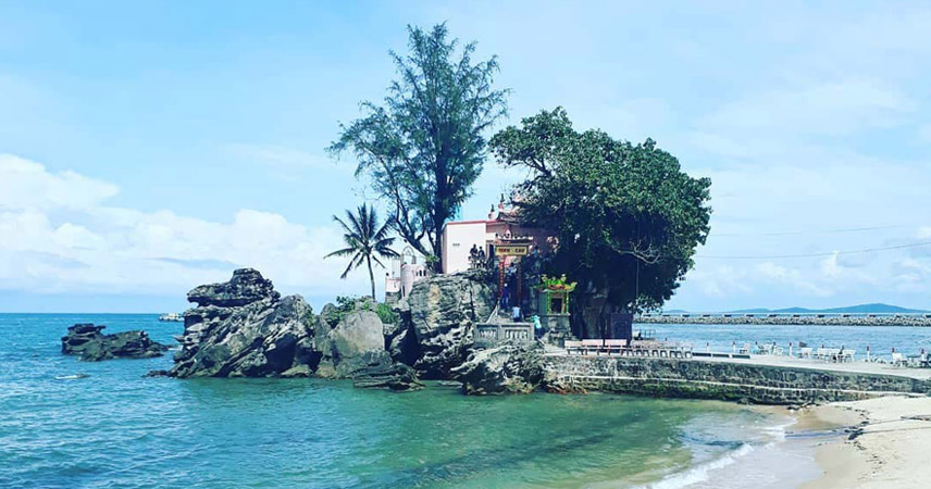 Dinh Cau Lighthouse and Temple