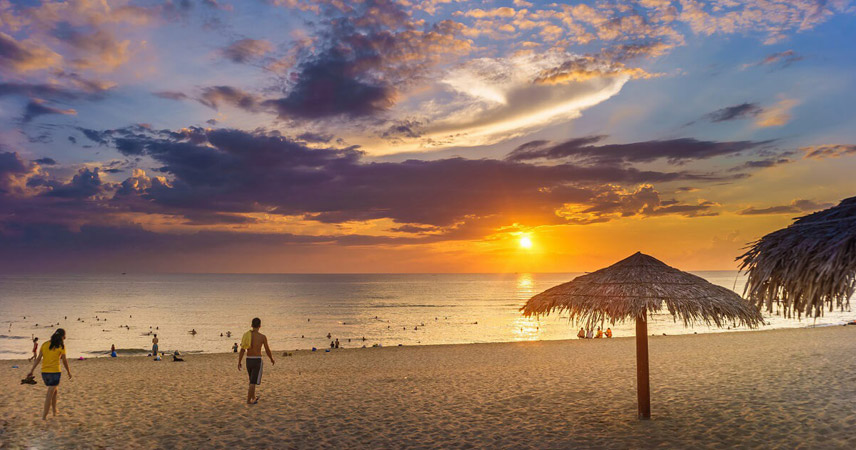 Explore Nhat Le beach