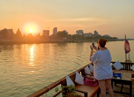 Explore evening boat cruise along the Mekong River