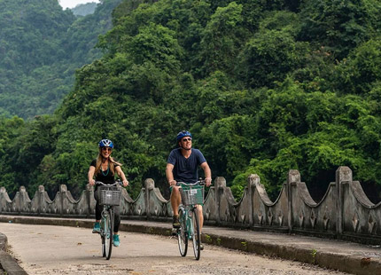 Cycling to explore Viet Hai village