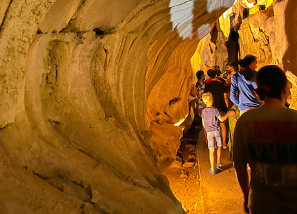 vehicle to Trung Trang Cave