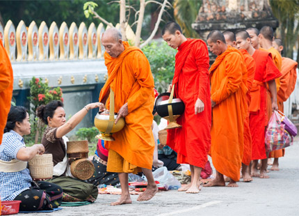 Experience the Spiritual Morning Ritual of Takbat in Luang Prabang