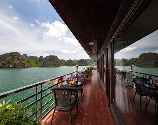 Discover Halong Bay on La Pandora Cruise